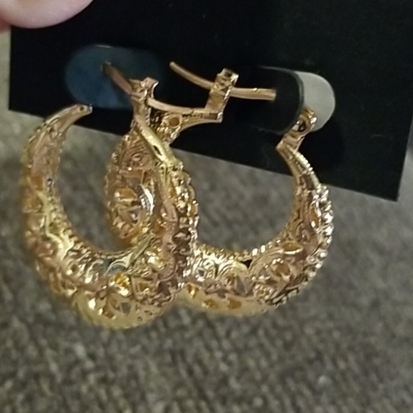 💫14k 💫Yellow Gold Overlay Moon Clasp Earrings - Picture 7 of 11